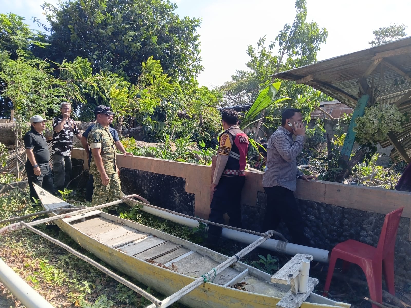 Di Tengah Semarak Lomba Perahu, Pohon Tumbang Timpa Teras Warga — Respons Cepat BPBD Bantaeng dan Pemerintah Kelurahan Lembang
